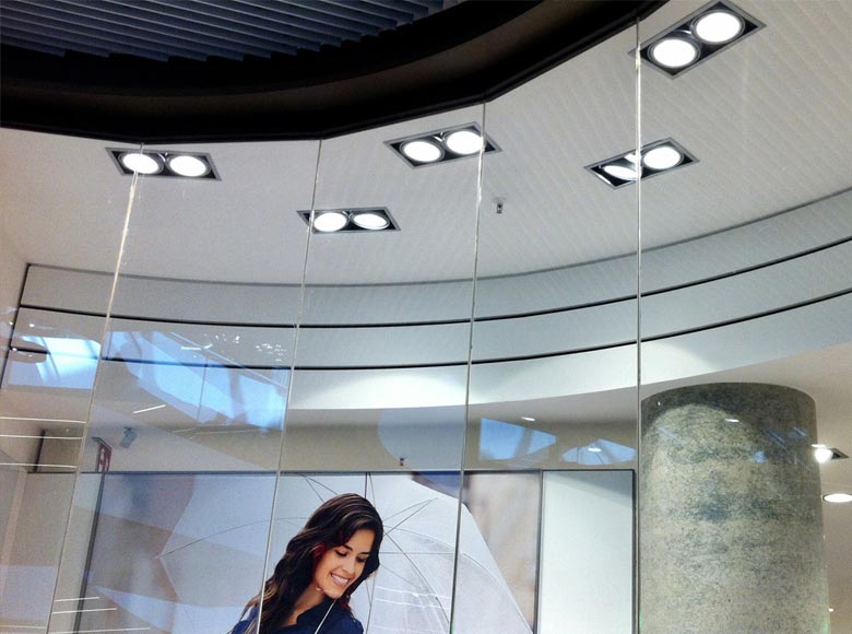 Schaufenster mit Zimmerdecke